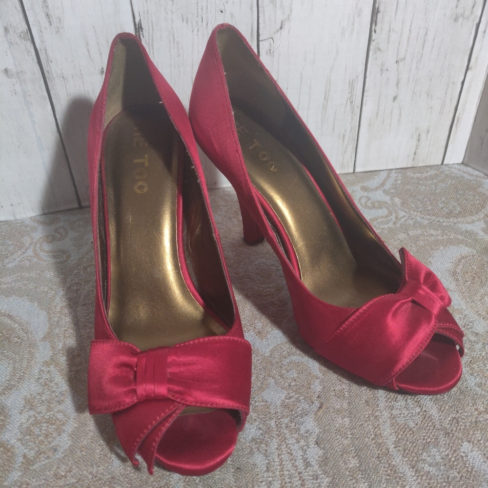 Me too satin red pumps size US 8m